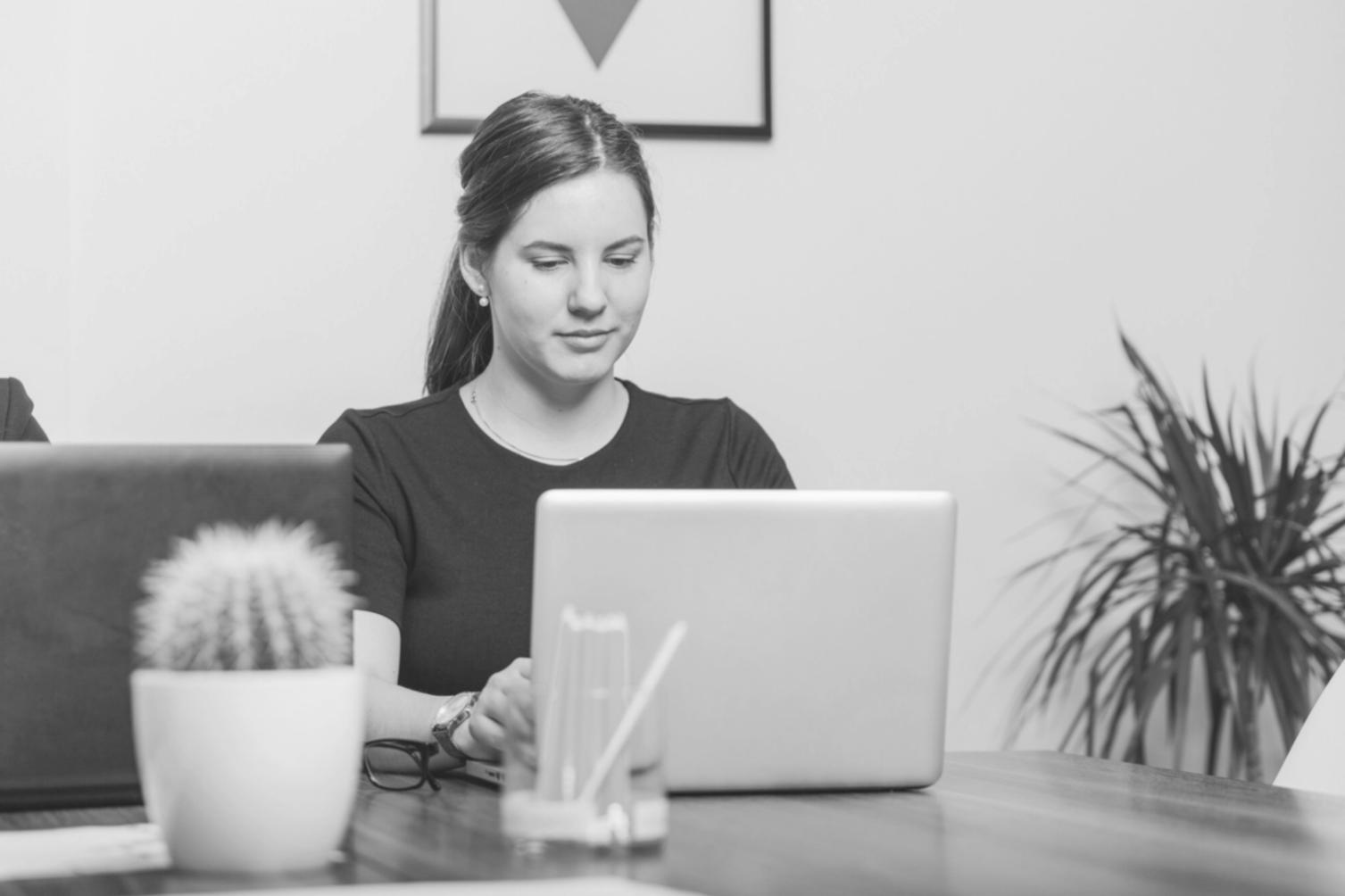 SEO-Spezialist bei der Analyse von E-Commerce Conversion-Daten