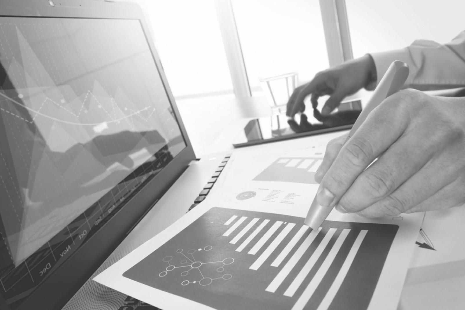 Moderne Arbeitsplätze in unserem Büro mit fokussierten SEO-Experten