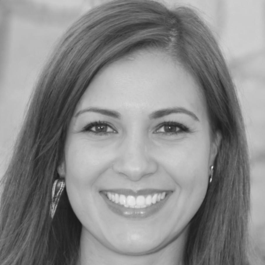 Porträt einer erfolgreichen Programmabsolventin im Bereich E-Commerce SEO