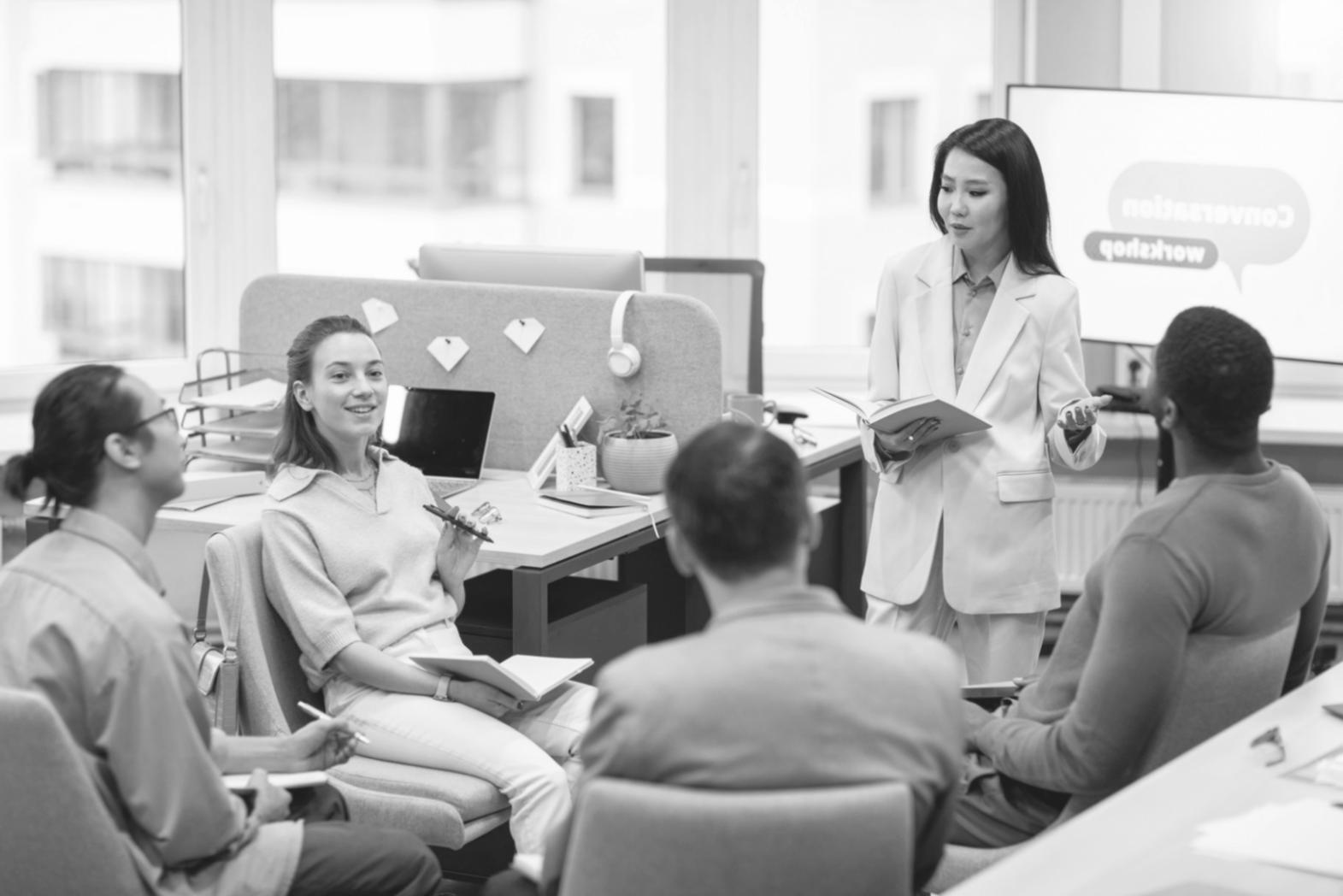 Professionelle SEO-Workspace mit mehreren Monitoren zeigt E-Commerce Optimierungstools